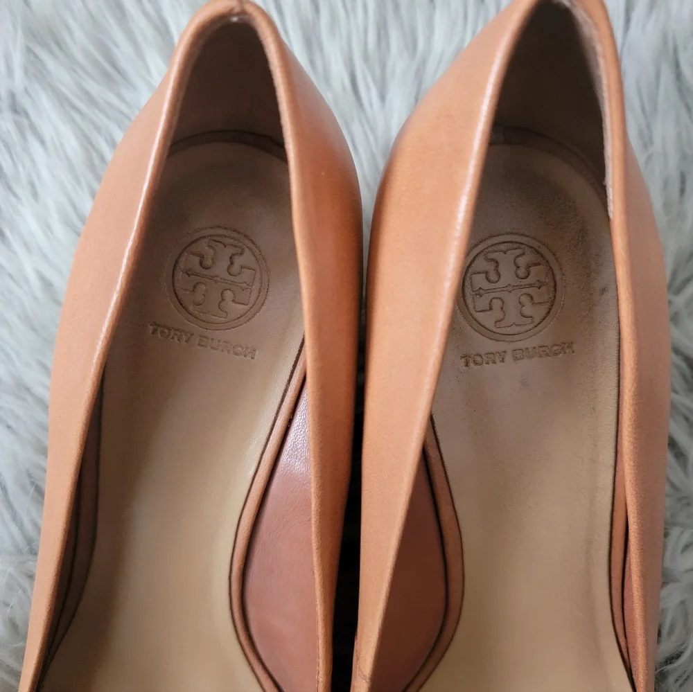 Tory Burch Tan and Gold Heels - Picture 4 of 8